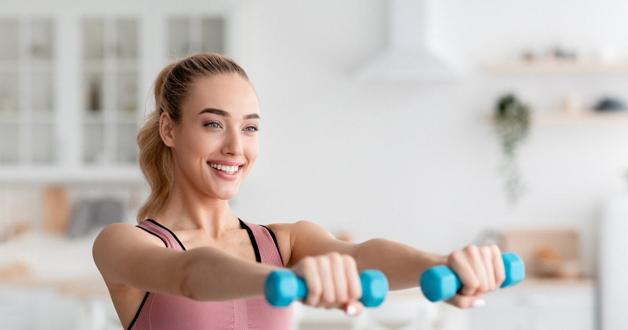 Pożegnaj pelikany na dobre. Poznaj cztery ćwiczenia na smukłe ramiona
