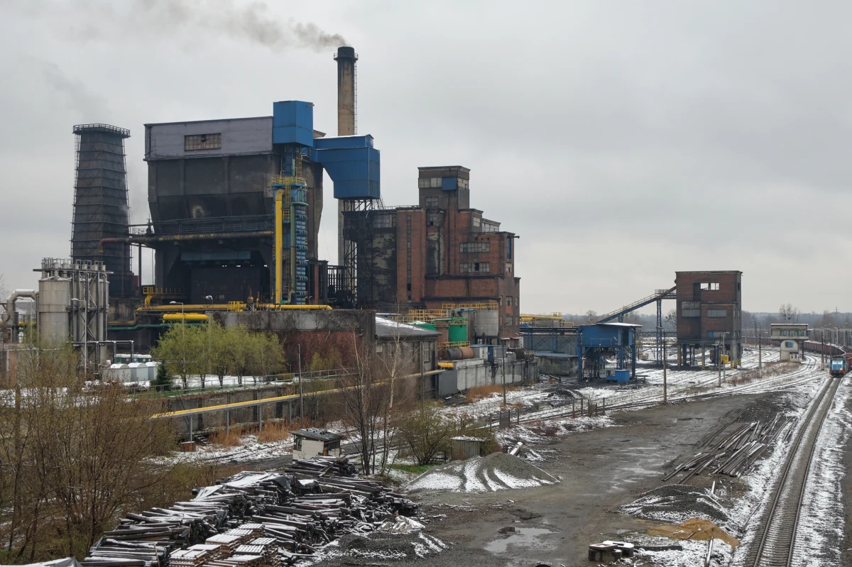 We wtorek z kopalni Bobrek w Bytomiu wyjechała symboliczna ostatnia tona węgla. To definitywny koniec wydobycia w tym miejscu, a od 1 stycznia 2026 roku rozpocznie się formalna likwidacja zakładu. Decyzja ta jest następstwem tragicznych wydarzeń z marca 2024 roku oraz negatywnej oceny bezpieczeństwa dalszej eksploatacji. Co dalej z pracownikami i terenami pokopalnianymi?