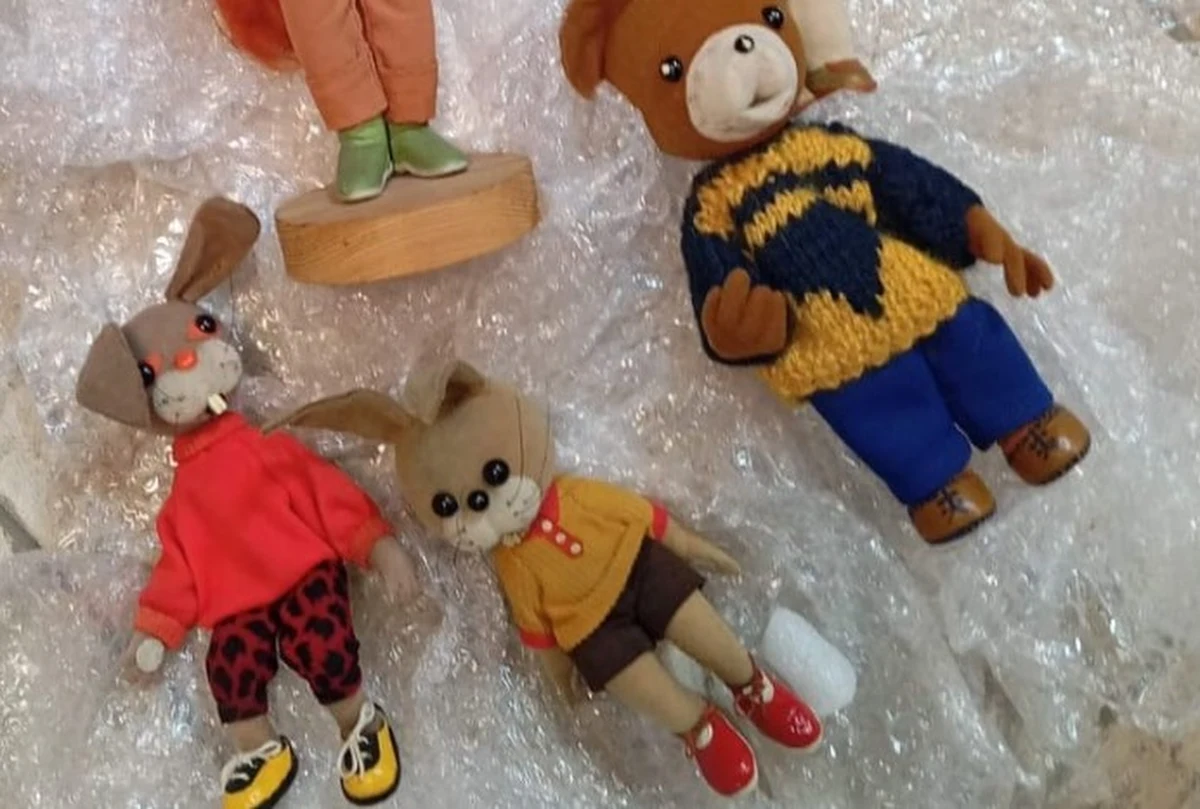 To historia niczym z kryminału i filmu animowanego w jednym! Po latach odzyskano bezcenne eksponaty – lalki i scenografię z legendarnych bajek Studia Małych Form Filmowych Se-Ma-For, w tym z takich hitów jak "Miś Uszatek", "Miś Colargol" czy "Pingwin Pik-Pok". Bohaterowie dzieciństwa kilku pokoleń zostali odnalezieni w Warszawie, spakowani w 20 pudłach. Sprawa ma jednak drugie dno – toczy się śledztwo dotyczące przestępstw gospodarczych i fikcyjnych umów, a kluczowy podejrzany wciąż się ukrywa. 