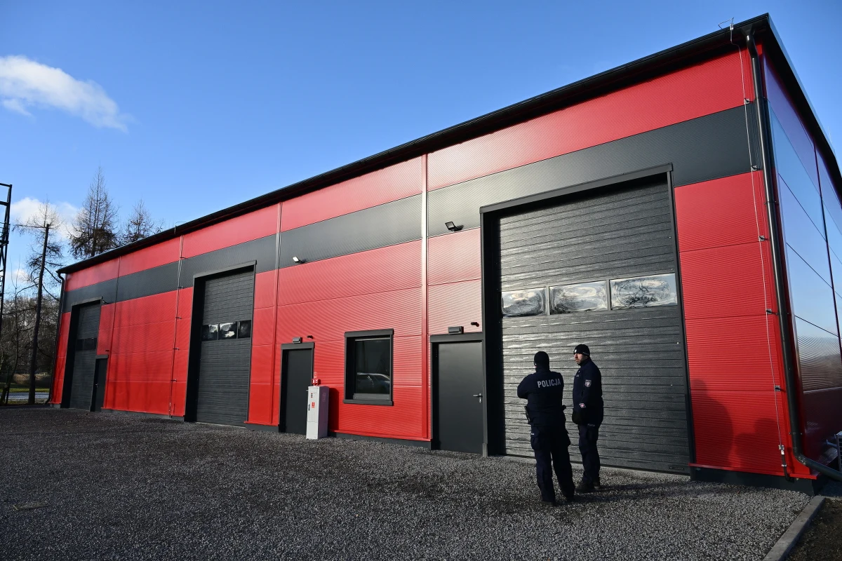 W Dzierżoniowie oficjalnie otwarto Powiatowy Magazyn Zasobów Ochrony Ludności – pierwszy tego typu obiekt na Dolnym Śląsku, który powstał od podstaw. Inwestycja, realizowana przy wsparciu środków rządowych, kosztowała 2,9 mln zł i ma kluczowe znaczenie dla bezpieczeństwa mieszkańców regionu w sytuacjach kryzysowych.