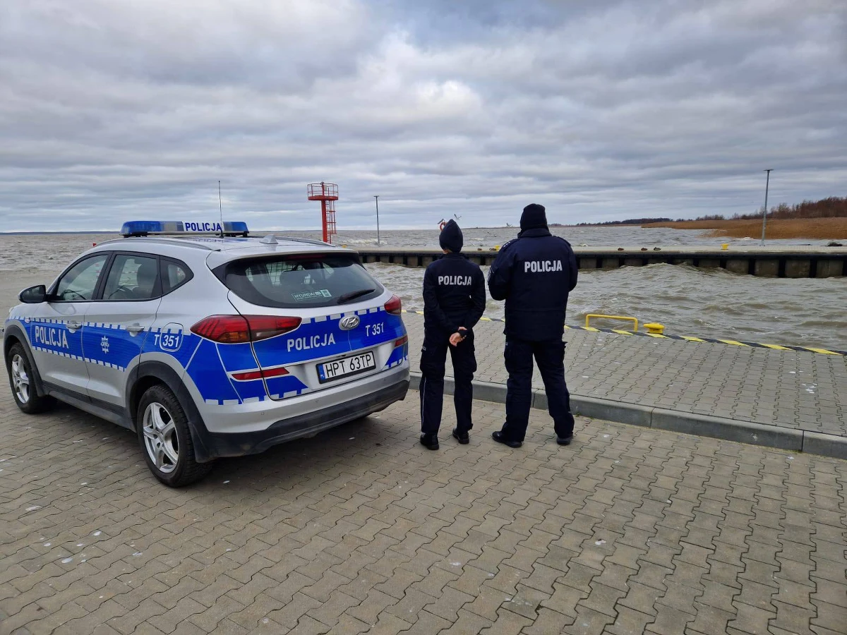 Trudna sytuacja na północy województwa warmińsko-mazurskiego. Woda z Zalewu Wiślanego wdziera się do Fromborka i Suchacza, zagrażając mieszkańcom i infrastrukturze. Strażacy i służby miejskie prowadzą akcję zabezpieczania zagrożonych terenów, a trudne warunki pogodowe utrudniają działania ratunkowe.