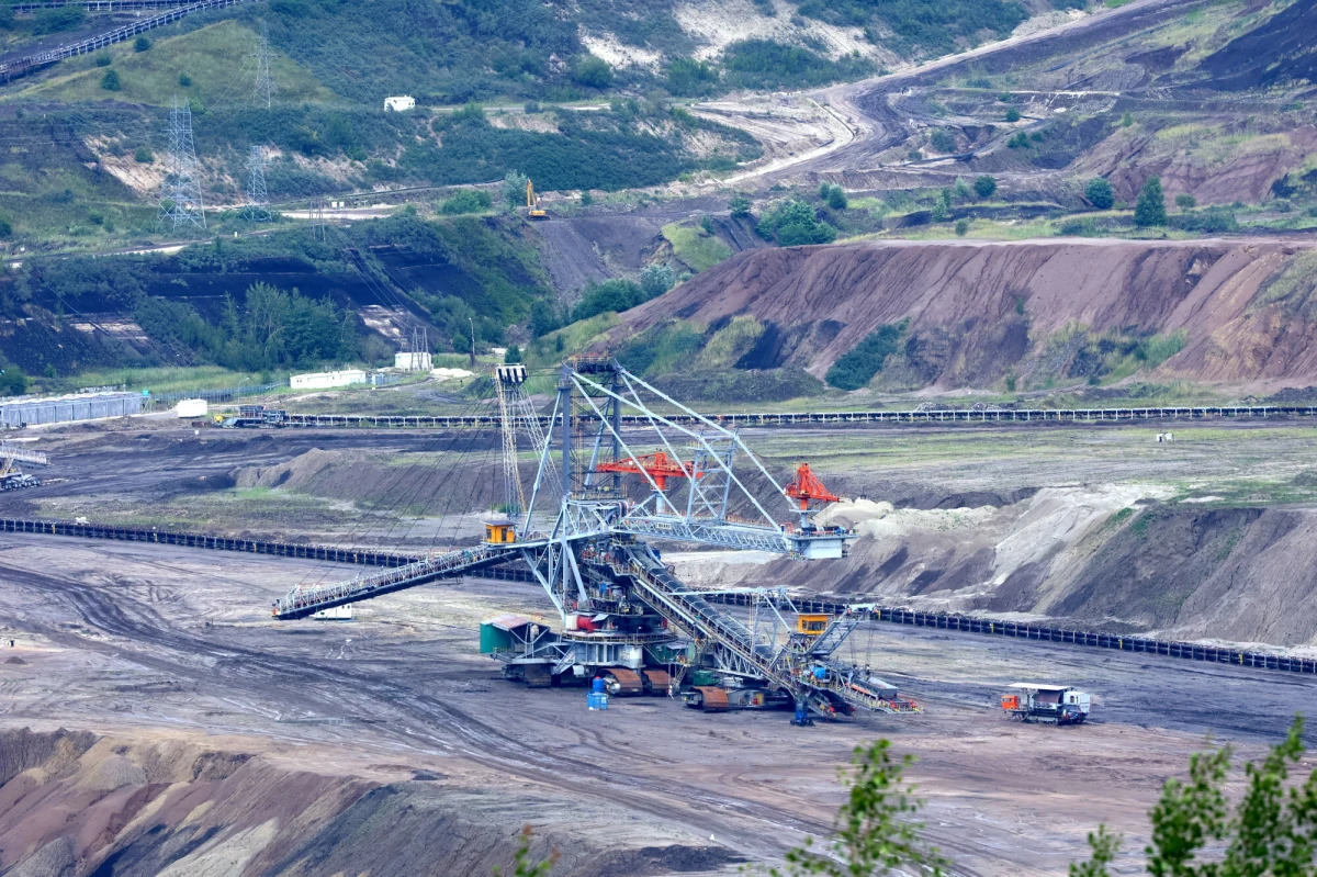 Na terenach wydobywczych kopalni węgla brunatnego w Bełchatowie (woj. łódzkie) szykuje się prawdziwa rewolucja. Po zakończeniu eksploatacji jednej z największych odkrywek w kraju, miejsce to ma zamienić się w olbrzymie jezioro. Według informacji przekazanych przez portal Dzień Dobry Bełchatów, plany są imponujące — powierzchnia akwenu ma docelowo wynieść około 4 tysiące hektarów, a jego głębokość sięgnie nawet 170 metrów. Dla porównania, najgłębsze obecnie jezioro w Polsce, Hańcza, liczy "zaledwie" 108 metrów.