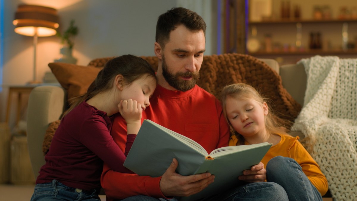 Nie sadzaj zbyt małego dziecka przed ekranem, tylko mu poczytaj