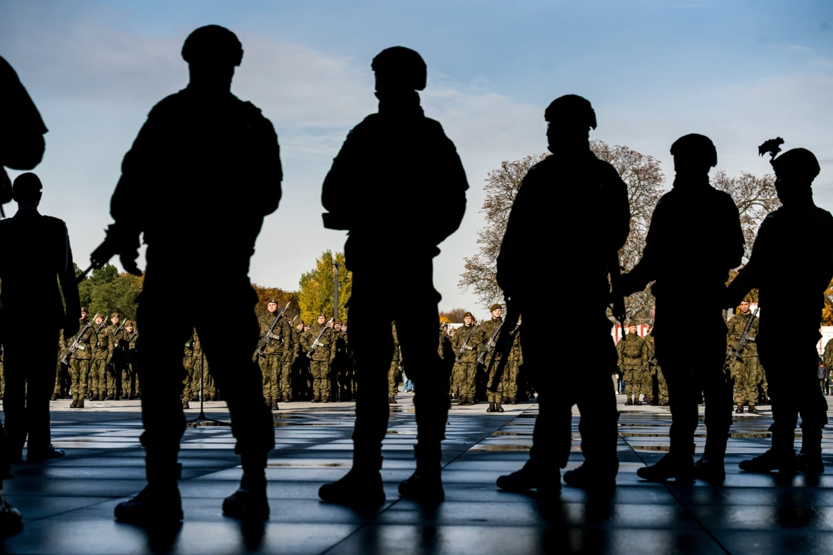 Rok 2025 okazał się przełomowy dla Wojsk Obrony Terytorialnej. Jak wynika z opublikowanego komunikatu, do tej formacji dołączyło w mijającym roku ponad 13 tysięcy nowych żołnierzy. Tym samym zakończony został etap formowania WOT jako piątego Rodzaju Sił Zbrojnych, a formacja ta osiągnęła pełną gotowość do realizacji swoich zadań na terenie całego kraju.