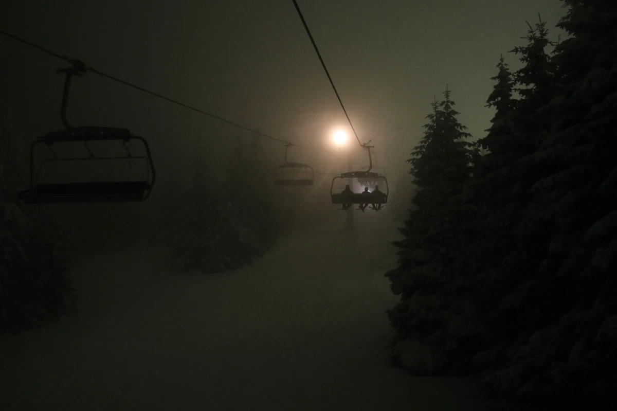 ​W miejscowości Rzyki w stacji narciarskiej Czarny Groń (Małopolskie) doszło do zatrzymania wyciągu krzesełkowego. Blisko 80 osób zostało uwięzionych na wyciągu, podczas gdy wokół szalała śnieżyca.