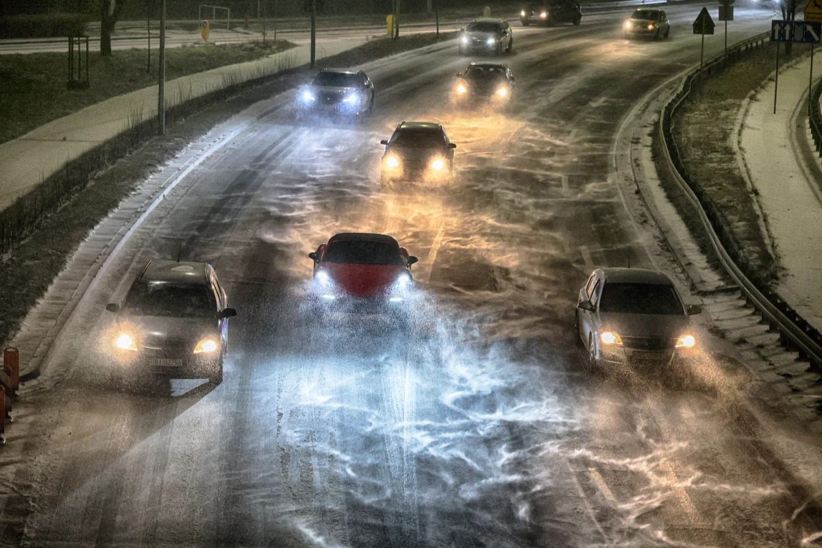 Atak zimy w woj. warmińsko-mazurskim. Samochody utknęły w zaspach, ciężarówki zablokowały m.in. drogę S7 między Ostródą a Olsztynkiem. Elbląg i Frombork walczą ze skutkami cofki. Śniegu jest tak dużo, że trudno się chodzi po chodnikach.
