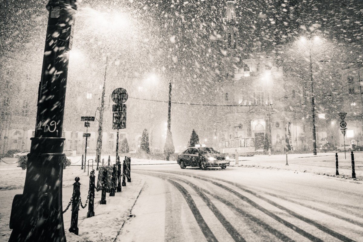 Śnieg nad Warszawą. Alert RCB, wzmożenie na drogach, brak ciepła na Pradze
