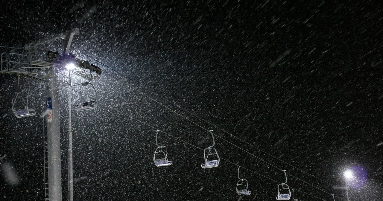 Rzyki koło Wadowic. Awaria wyciągu w ośrodku Czarny Groń, narciarze uwięzieni Rzyki koło Wadowic. Awaria wyciągu w ośrodku Czarny Groń, narciarze uwięzieni