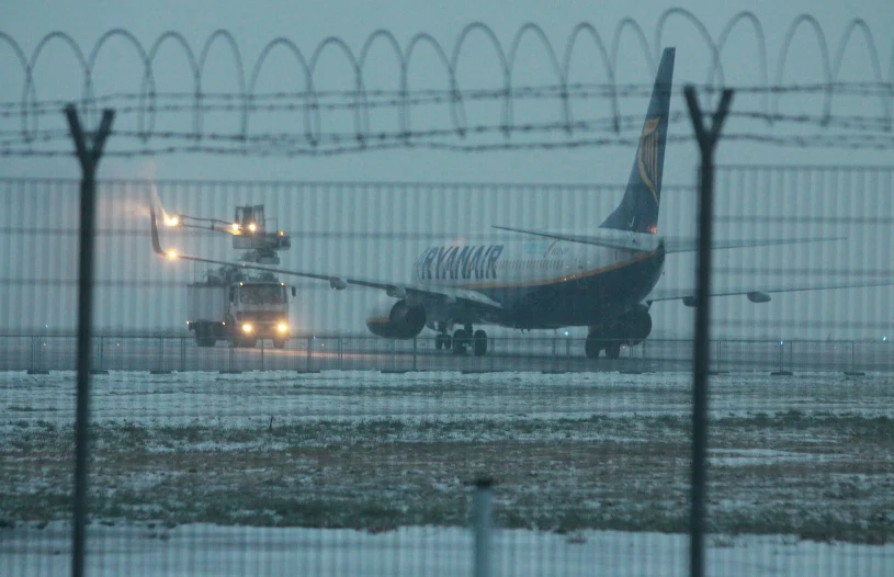 Atak zimy w Polsce. Okęcie i Modlin przekierowują loty