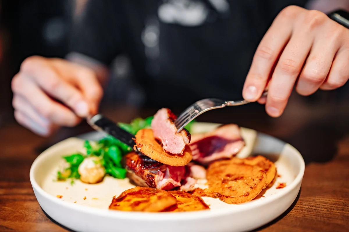 W najbliższy piątek, 2 stycznia, katolików w Polsce obowiązuje tradycyjna wstrzemięźliwość od spożywania mięsa. Jednak kilku polskich biskupów zdecydowało się udzielić wiernym dyspensy, czyli zwolnienia z tego obowiązku. Dotyczy to osób przebywających na terenie ich diecezji.