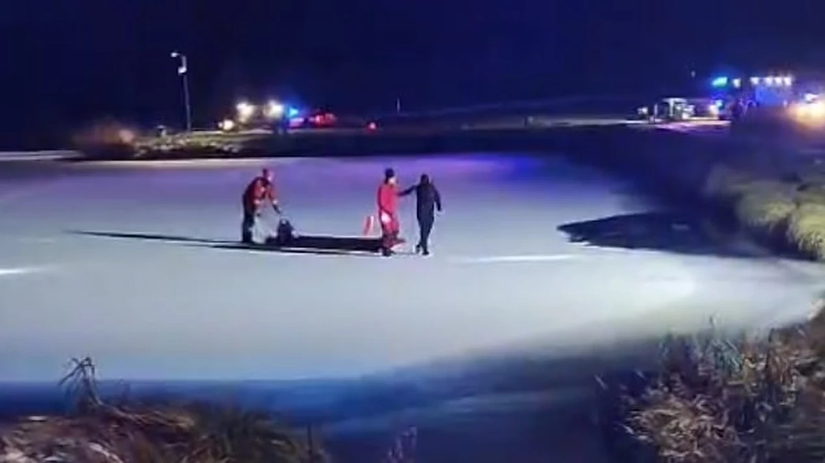 Wyjątkowo nieodpowiedzialnego mężczyznę zatrzymali niedawno lubelscy policjanci. 29-latek najpierw uciekał przed nimi samochodem, a później wbiegł na zamarznięty zbiornik. Do akcji wkroczyli wówczas strażacy ze specjalistycznym sprzętem. Koniec końców pod jednym z nich, a także pod ściganym, załamał się lód.