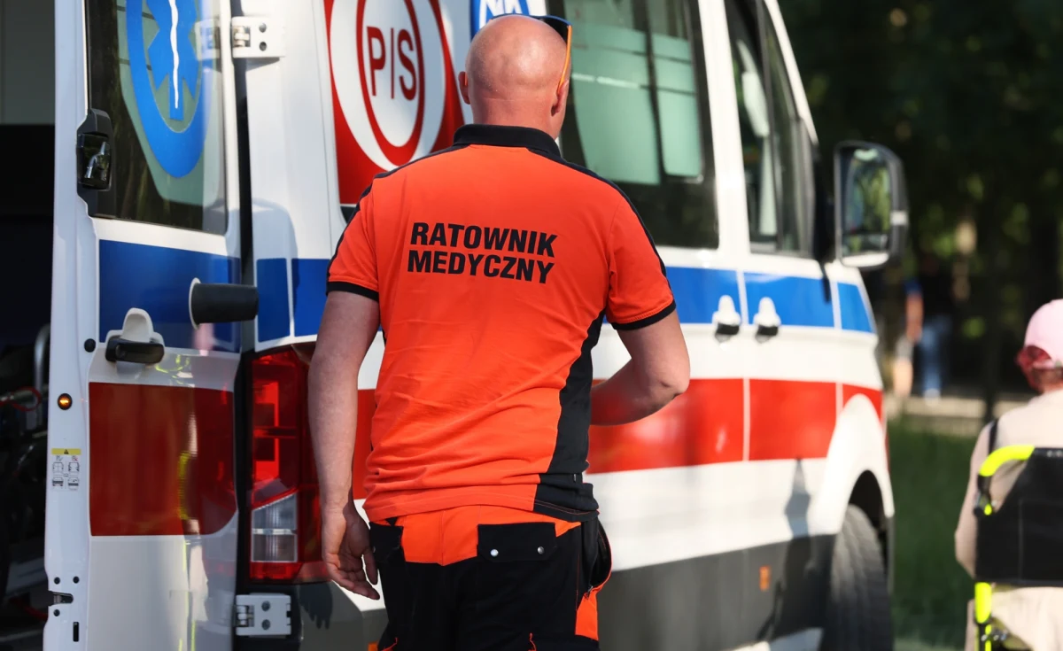 Nawet 5 lat więzienia będzie grozić od jutra za atak na lekarza, ratownika medycznego, strażaka i każdą osobę, która ratuje innych. Wraz z nowym rokiem wejdą w życie nowe, zaostrzone kary. Ta zmiana to konsekwencja serii ataków na medyków, do której doszło w Polsce w 2025 roku.