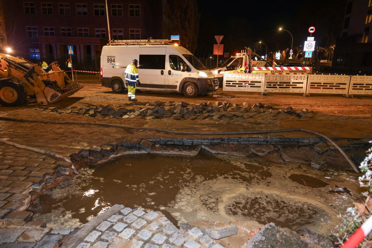 Awaria wodociągu we Wrocławiu. Woda zniszczyła ulicę, powstała wyrwa jak krater