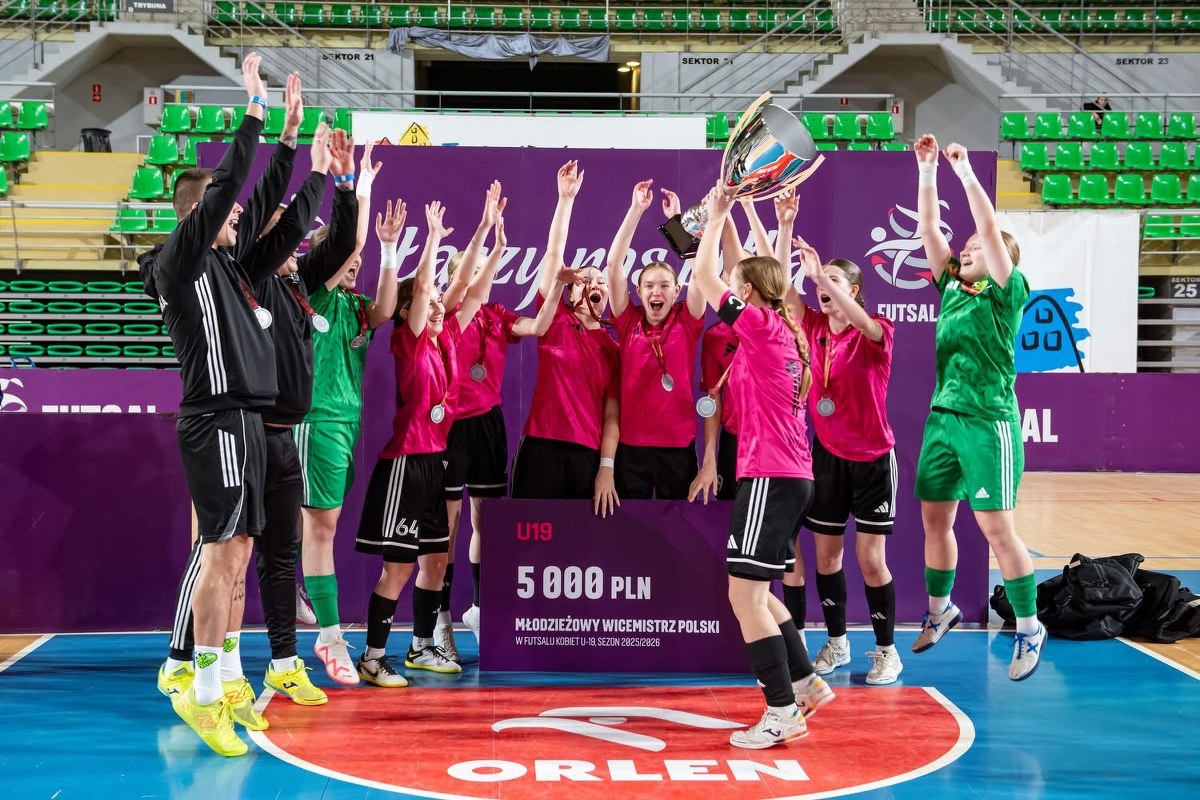 Pod Krakowem trenują wicemistrzynie Polski w futsalu. Piłkarki z Targowianki z medalami!