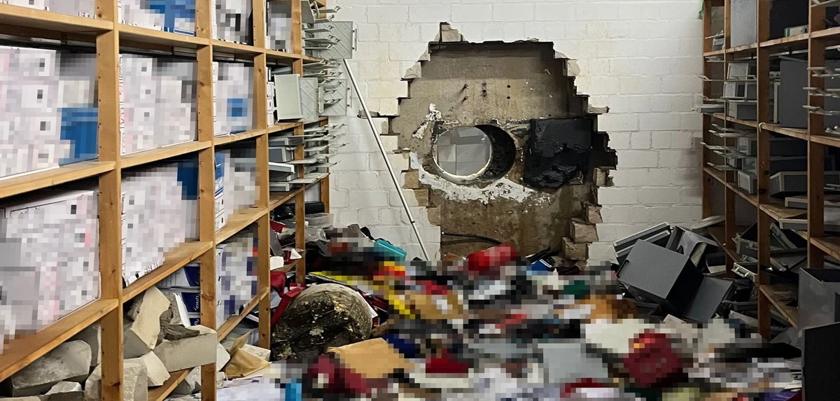 Co najmniej 30 milionów euro mogą wynosić straty po spektakularnym napadzie na bank w Gelsenkirchen w Niemczech. Złodzieje przedostali się do skarbca w nocy z soboty na niedzielę, wywiercając ogromną dziurę w ścianie. Następnie wyłamali tysiące skrytek depozytowych. To jeden z największych napadów na bank w Niemczech ostatnich lat. Policja mówi o "profesjonalnej akcji jak z filmu".