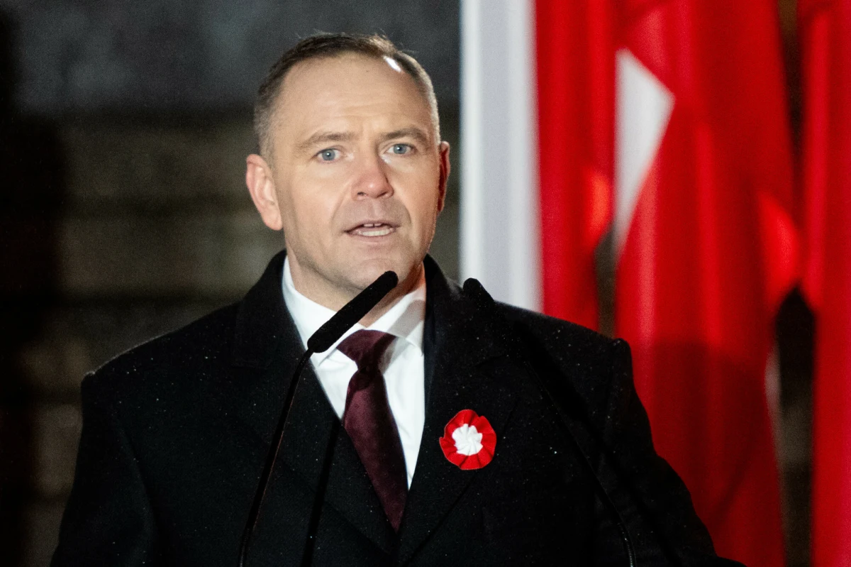 Prezydent podpisze nominacje oficerskie dla funkcjonariuszy kontrwywiadu - dowiedział się dziennikarz RMF FM Krzysztof Berenda. To zwrot w trwającym od kilku tygodni sporze pomiędzy głową państwa a szefem rządu. Zmiana nastąpiła po tym, jak ogłoszono, że prezydent spotka się w styczniu z szefami służb specjalnych oraz ministrami. Dotychczas Karol Nawrocki twierdził, że Donald Tusk uniemożliwia mu rozmowy z kierownictwem specsłużb.