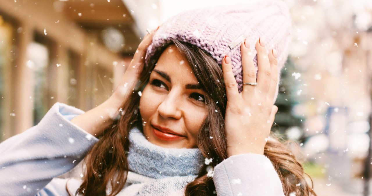 Na szalik, pod szalik? Rozpuszczone czy spięte? Włosy zimą nie mają łatwo