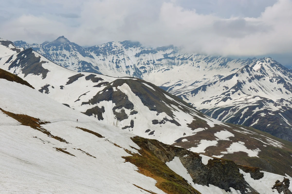 Trzech młodych Polaków przeżyło chwile grozy podczas wakacji w słynnym włoskim kurorcie Livigno. Zgubili się na wysokości 3 tysięcy metrów, gdy spóźnili się na ostatni wyciąg. Wezwali pomoc i zostali uratowanych przez ratowników górskich i strażaków.