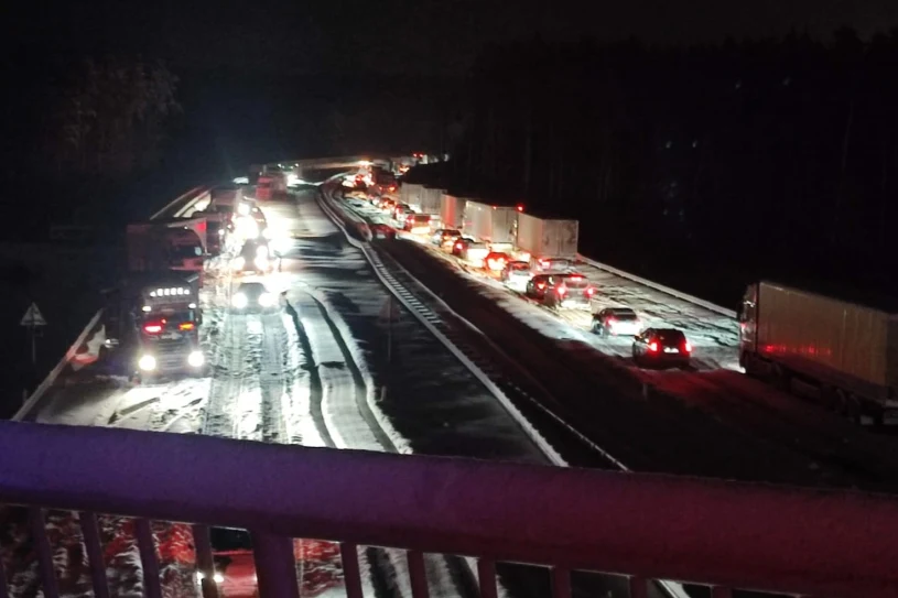 Dlaczego kierowcy utknęli w zaspie na drodze S7? najważniejszy problem