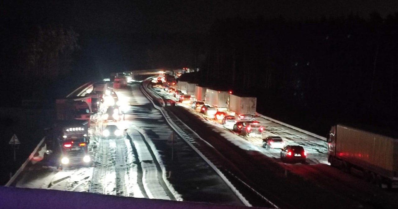 Dlaczego kierowcy utknęli w zaspie na drodze S7? najważniejszy problem