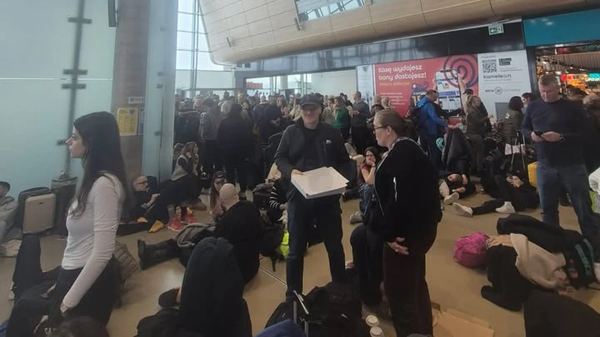 Lotnisko w Modlinie od wtorkowego wieczoru zmaga się z atakiem zimy. Dopiero tuż przed południem w środę przywrócono jego działalność operacyjną. Do południa jednak nie wystartował ani nie wylądował żaden samolot. W terminalu lotniska przebywa ok. 1000 pasażerów, którzy czekają na 6-7 lotów. Minister infrastruktury Dariusz Klimczak przekazał, że problematyczne okazały się zwały śniegu przy pasach startowych, których wysokość nie może przekraczać 60 cm.