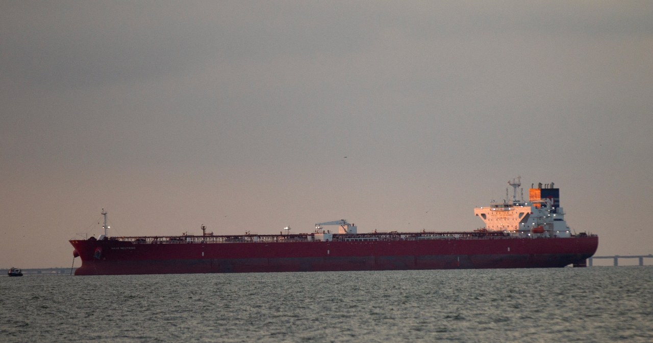 "Dziwaczna epopeja". Na ściganym tankowcu pojawiła się rosyjska flaga