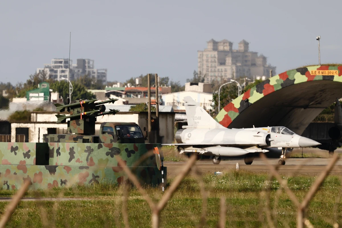 Okręty zaangażowane w zakrojone na szeroką skalę manewry chińskiej Armii Ludowo-Wyzwoleńczej wycofują się z okolic Tajwanu. Niemniej, władze w Tajpej nie odwołały w środę stanu podwyższonej gotowości, ponieważ Pekin nie ogłosił formalnie końca ćwiczeń. W odpowiedzi na obecność chińskich wojsk w pobliżu wyspy tajwańskie wojsko rozmieściło na rzece Danshui He beczki, które mają zawierać materiały wybuchowe - przekazała agencja Reutera.
