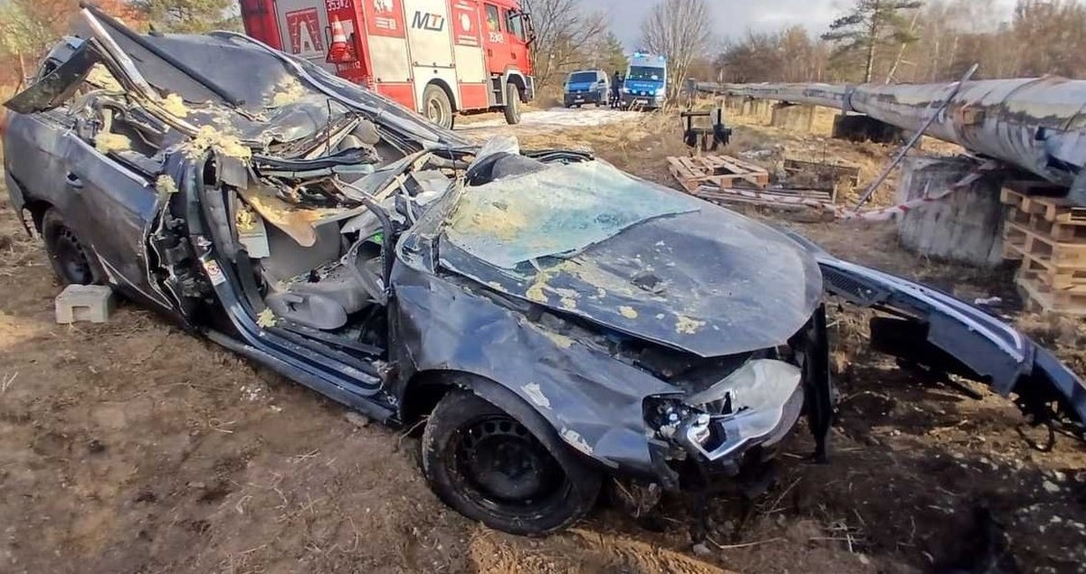 Auto wbiło się pod rury ciepłownicze. Czwórka nastolatków w szpitalu