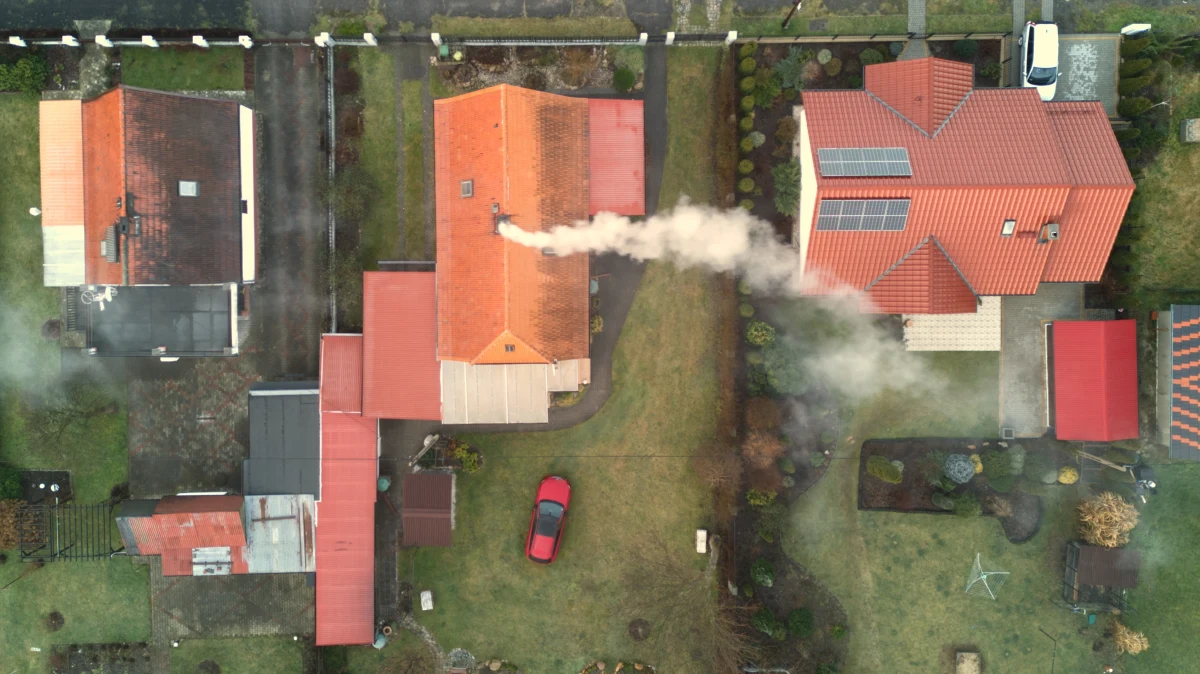 Od 1 stycznia 2026 roku mieszkańców województwa śląskiego czeka prawdziwa rewolucja w sposobie ogrzewania domów. W życie wchodzi kolejny etap uchwały antysmogowej, który zakazuje używania instalacji grzewczych na paliwa stałe wyprodukowanych do 2017 roku i niespełniających norm klasy 3 i 4. 