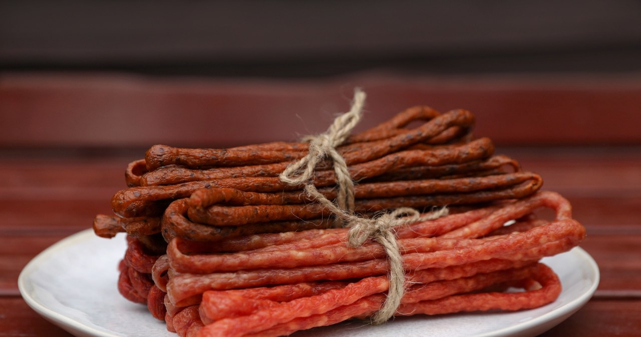 Koniec z kupowaniem! Te domowe kabanosy znikają z talerzy w 5 minut