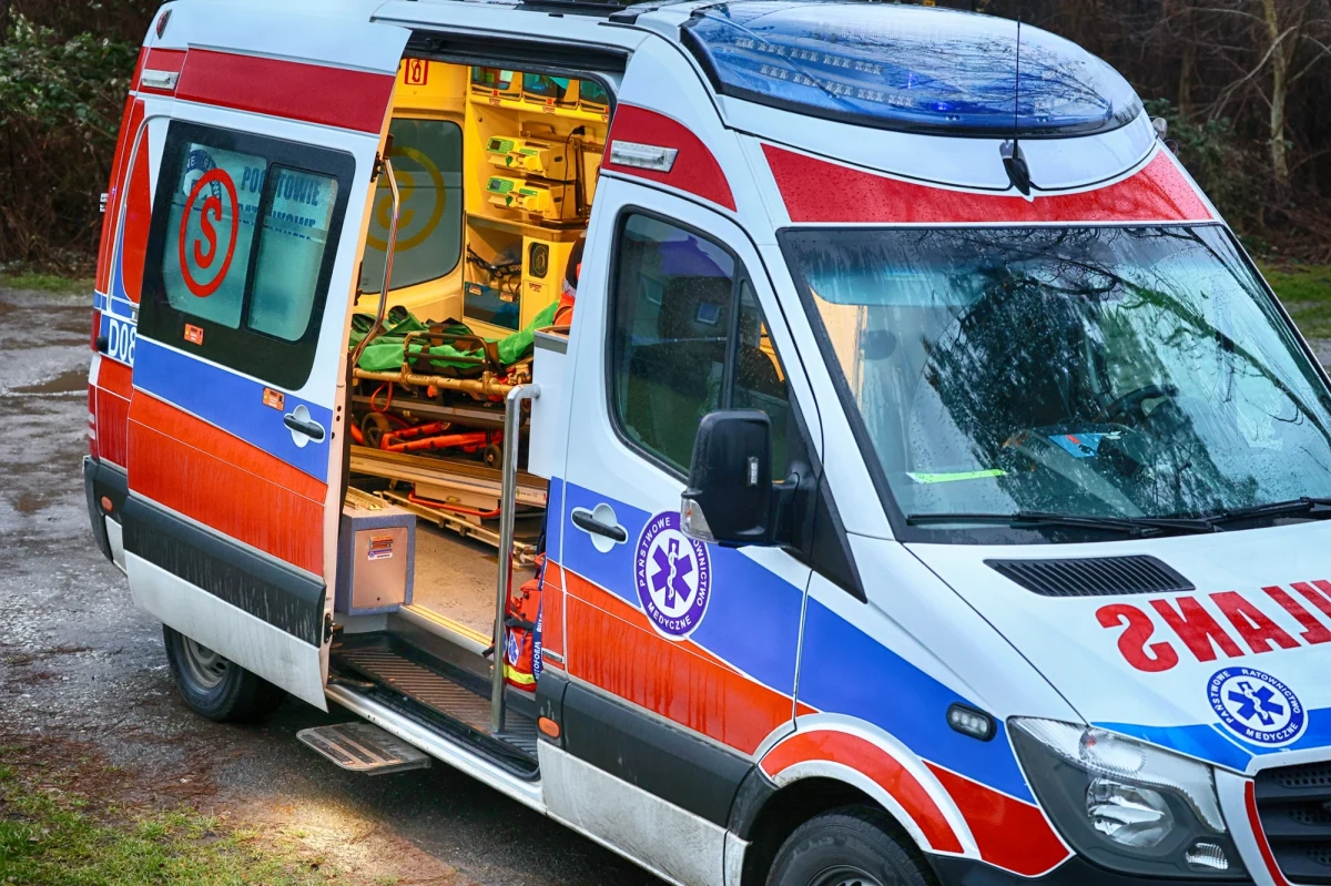 Powiatowe Centrum Medyczne w Grójcu na Mazowszu jest pierwszą placówką w kraju, która zamówiła cztery karetki pogotowia z wyposażeniem balistycznym. To kamizelki kuloodporne i hełmy. Sprzęt na specjalne zlecenie szpitala jest właśnie kompletowany i w styczniu wyjedzie na drogi powiatu Grójeckiego. Nie możemy lekceważyć sytuacji za naszą wschodnią granicą – wyjaśnia w rozmowie z RMF FM szef placówki, lekarz Michał Burczy. Praktyka medyków wskazuje jednak, że i w codziennej pracy, dalekiej od realiów konfliktu zbrojnego – ten sprzęt może być dla nich zbawienny. 