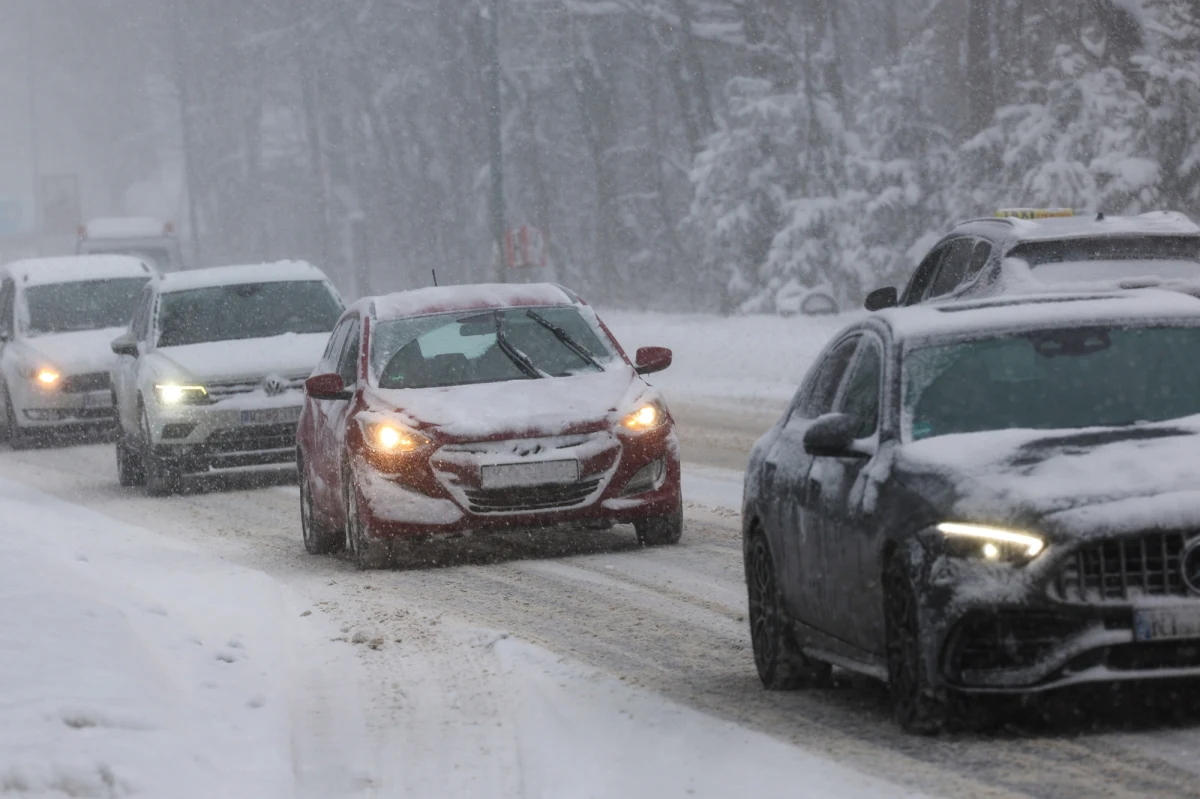 Od rana na Podhalu intensywnie pada śnieg, a prognozy zapowiadają dalsze opady oraz ujemne temperatury. Warunki na drogach są trudne, a dodatkowym problemem są pojazdy poruszające się na oponach wielosezonowych. W Zakopanem wiele ulic jest zamkniętych, w mieście panuje wzmożony ruch przed sylwestrem.