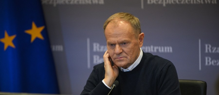 Premier Donald Tusk przed posiedzeniem sztabu kryzysowego podkreślił, że w związku z trudnymi warunkami atmosferycznymi należy przyjmować warianty pesymistyczne. Zaznaczył też, że może przedstawiciele służb mieli inne plany na noc sylwestrową, "ale służby państwowe nie świętują, kiedy jest taka sytuacja".