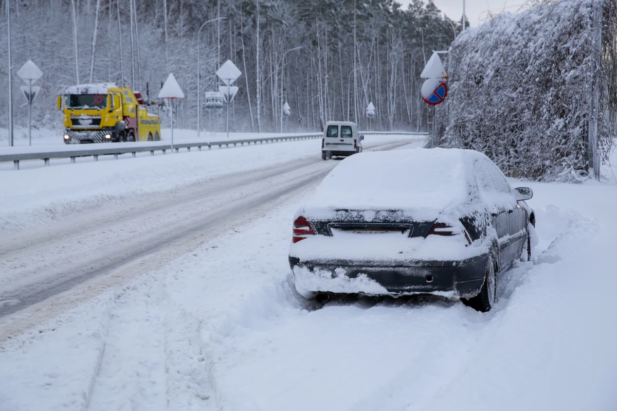 Instytut Meteorologii i Gospodarki Wodnej ostrzega przed prognozowanymi na czwartek, 1 stycznia, opadami śniegu oraz marznącego deszczu lub mżawki, a także zamieciami śnieżnymi i silnym wiatrem. Ostrzeżenia zaczną obowiązywać w Nowy Rok o godz. 7.30 i pozostaną w mocy do piątkowego poranka.