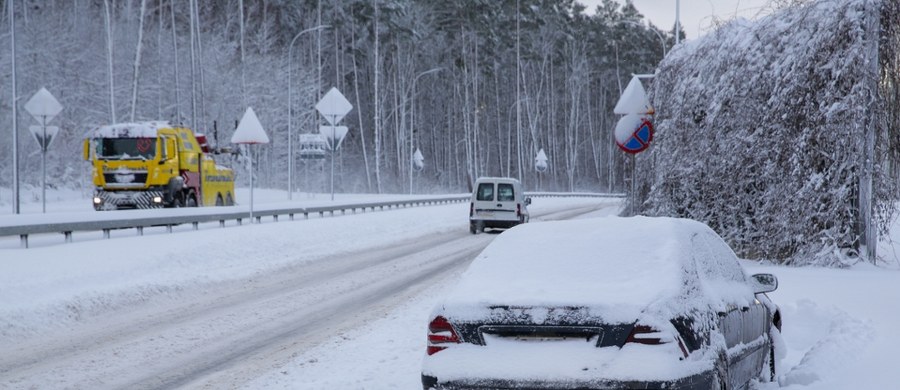Instytut Meteorologii i Gospodarki Wodnej ostrzega przed prognozowanymi na czwartek, 1 stycznia, opadami śniegu oraz marznącego deszczu lub mżawki, a także zamieciami śnieżnymi i silnym wiatrem. Ostrzeżenia zaczną obowiązywać w Nowy Rok o godz. 7.30 i pozostaną w mocy do piątkowego poranka.