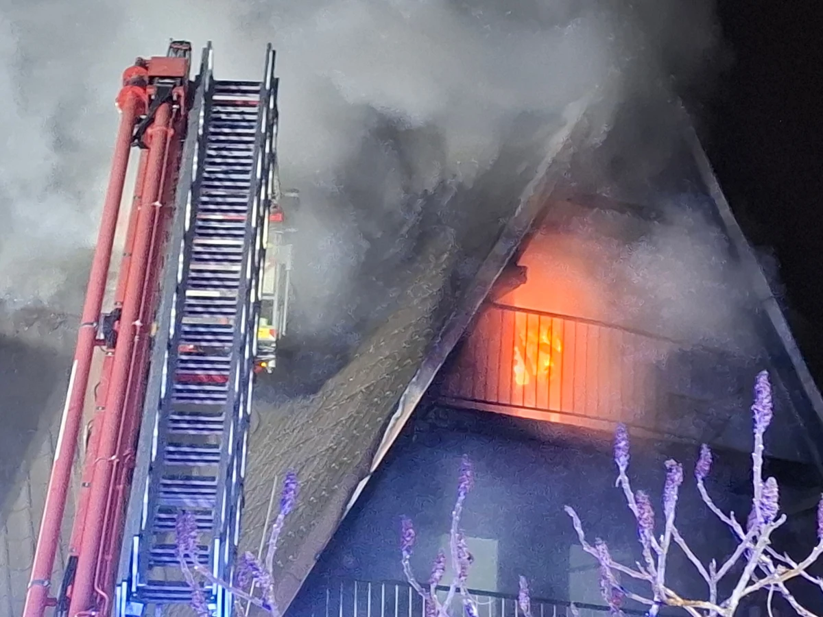 Trwa dogaszanie pożaru, który wybuchł w nocy na poddaszu hotelu w Wieleniu Zaobrzańskim w powiecie wolsztyńskim w Wielkopolsce. Zdjęcia z miejsca zdarzenia dostaliśmy na Gorącą Linię RMF FM. 