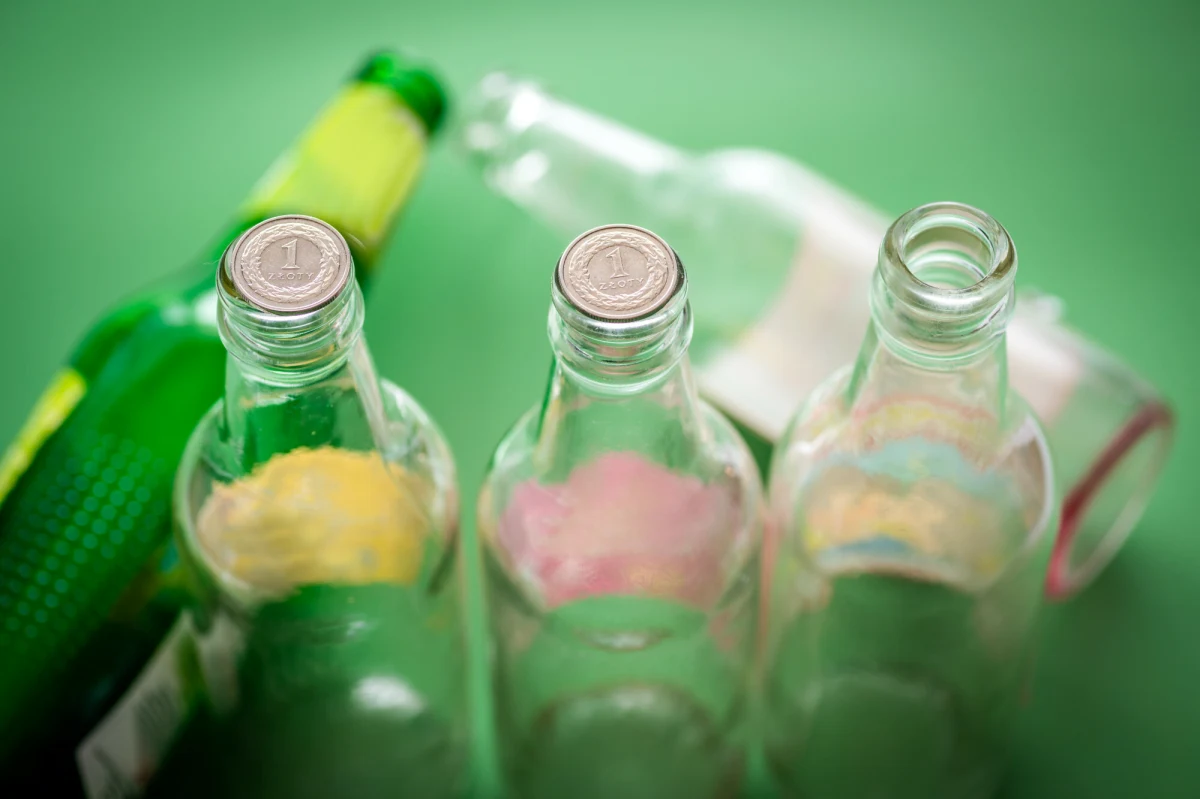 Od dziś system kaucyjny obejmujący puszki i butelki po napojach wchodzi w Polsce w nowy etap. W 2026 r. na sklepowych półkach powinniśmy widzieć coraz więcej opakowań z oznaczeniem kaucji. 