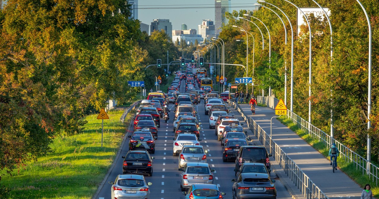 120 tysięcy samochodów nie wjedzie do Warszawy. Pętla się zaciska