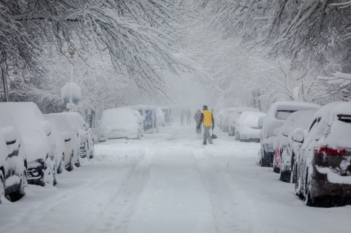 Nadchodzące dni przyniosą intensywne opady śniegu oraz silny wiatr, szczególnie na północy kraju. Instytut Meteorologii i Gospodarki Wodnej wydał liczne ostrzeżenia pierwszego stopnia.