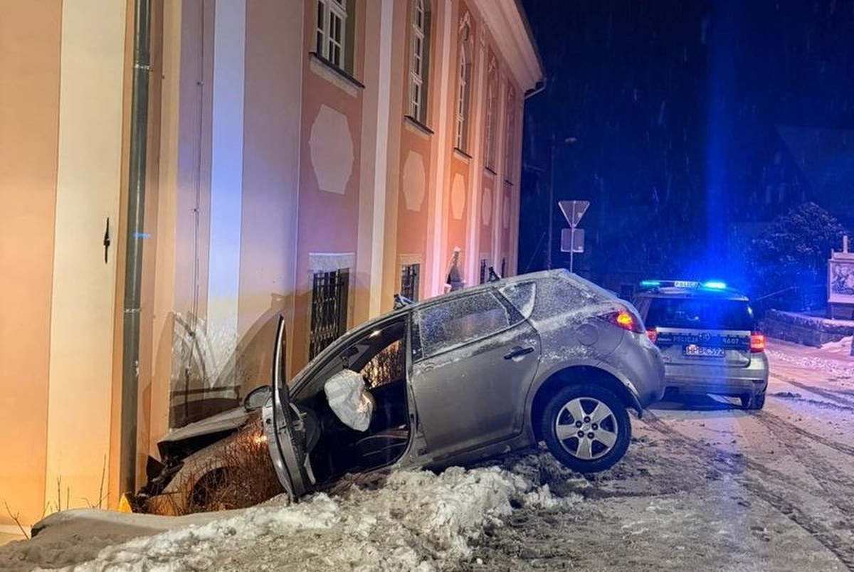 Kia wjechała w kościół. Groźny wypadek w polskim kurorcie