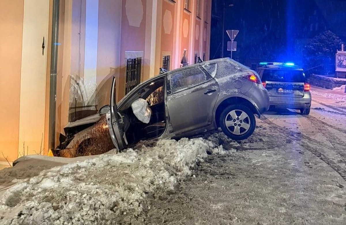 Kia wjechała w kościół. Groźny wypadek w polskim kurorcie