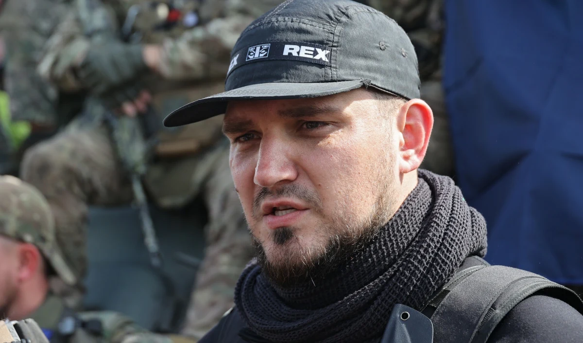 ​Ukraiński wywiad wojskowy (HUR) ujawnił, że sfabrykował informacje o śmierci Denisa Kapustina, dowódcy Rosyjskiego Korpusu Ochotniczego (RDK). Dzięki operacji udało się przejąć pół miliona dolarów, które rosyjskie służby przeznaczyły na jego likwidację. Kapustin pozostaje na froncie, a środki finansowe wzmocnią ukraińskie jednostki specjalne.