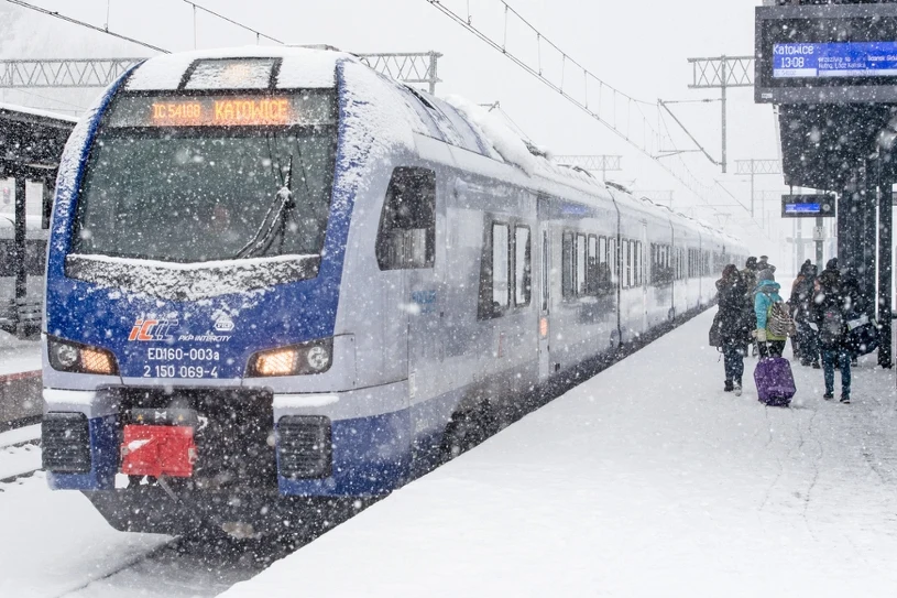 180 pasażerów uwięzionych w pociągu. Pociąg stanął w zaspie