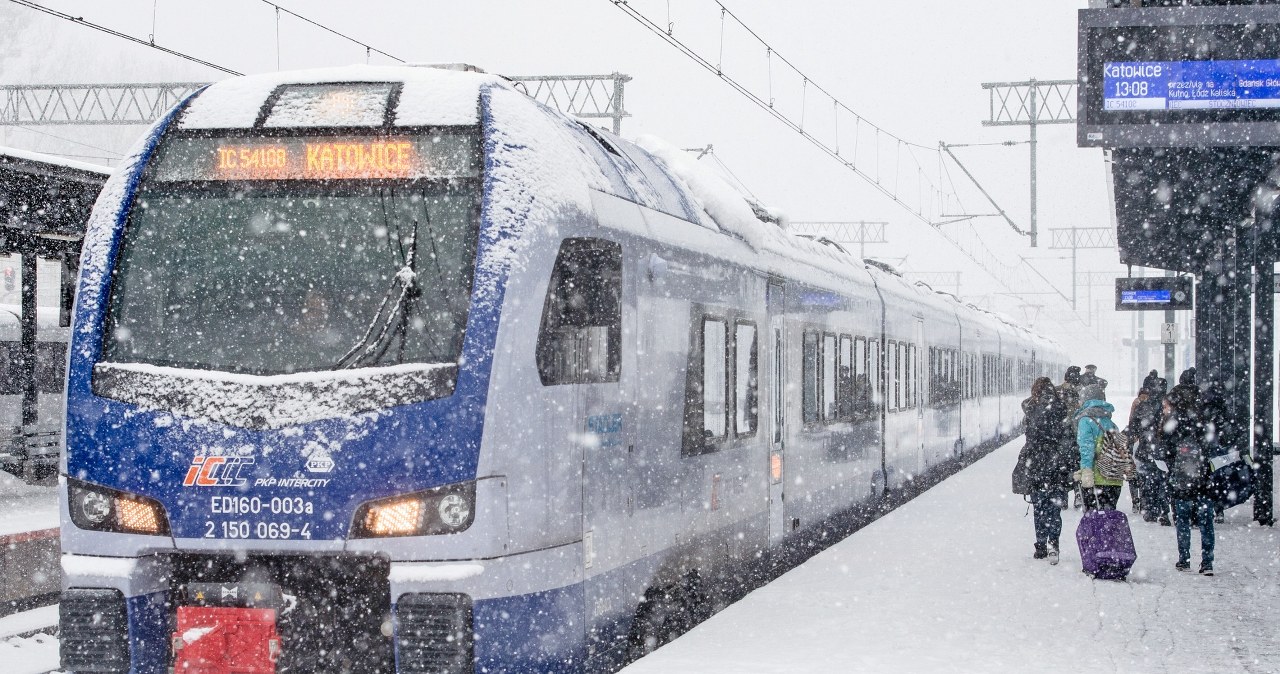 180 pasażerów uwięzionych w pociągu. Pociąg stanął w zaspie