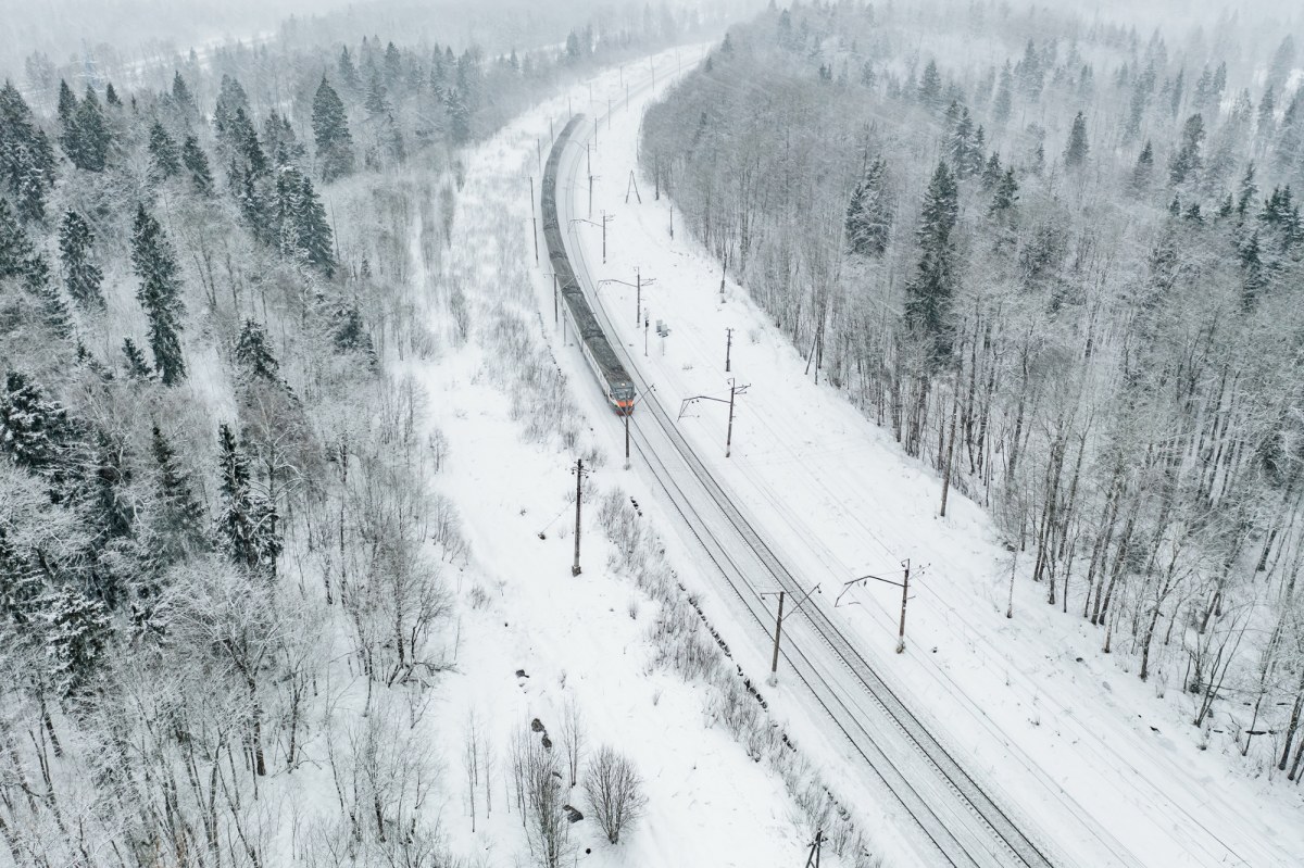 ​Pociąg ze 180 pasażerami utknął w zaspach