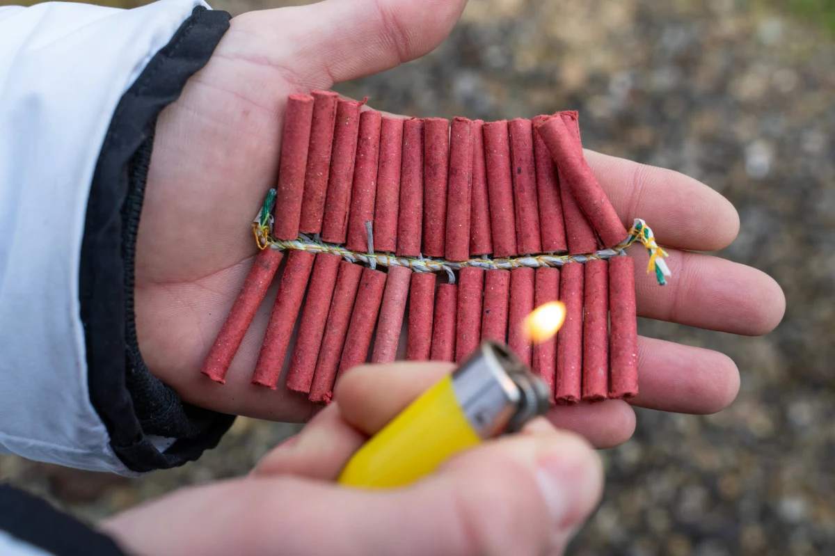 ​Tragiczne skutki sylwestrowej zabawy w Koszalinie (woj. zachodniopomorskie). Do Szpitala Wojewódzkiego trafił 14-letni chłopiec, któremu petarda wybuchła w dłoni. Mimo szybkiej pomocy lekarzy nie udało się uratować palca. W noc sylwestrową ranna została również 6-letnia dziewczynka.