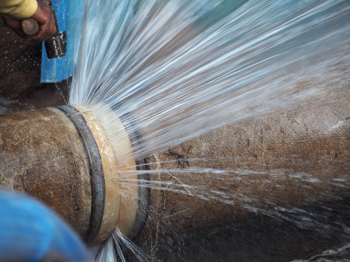 Awaria wodociągowa w Nowej Hucie. Sytuacja opanowana, ale będą utrudnienia