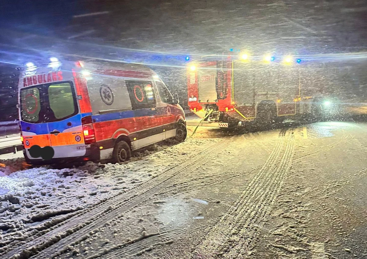 Zasypane drogi, ogromne zaspy i dramatyczna walka z czasem. Na Warmii i Mazurach karetki pogotowia utknęły na nieprzejezdnych trasach, przewożąc pacjentów w stanie bezpośredniego zagrożenia życia. Dzięki szybkiej reakcji strażaków, policji oraz lokalnych mieszkańców udało się przywrócić ruch i umożliwić dalszy transport chorych.