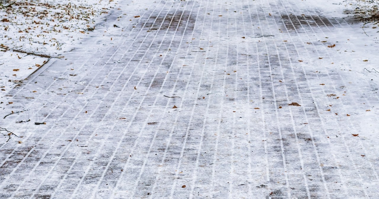 Posyp tym schody i podjazd. Nie niszczą butów jak sól, a są równie skuteczne