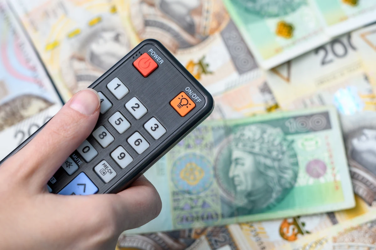 Od stycznia abonament RTV znów idzie w górę. Wzrosną opłaty zarówno za radio, jak i za telewizję. Krajowa Rada Radiofonii i Telewizji przypomina o obowiązku rejestracji odbiorników i terminach płatności. Sprawdź, ile zapłacimy w 2026 roku i kto może być zwolniony z opłat.